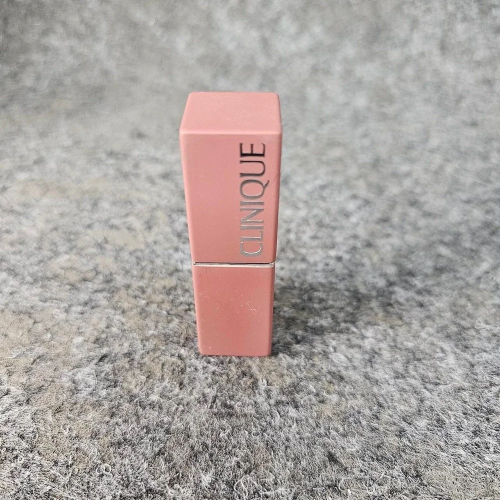 The Clinique Even Better Pop Lip Colour Foundation in the shade 09 Tulle